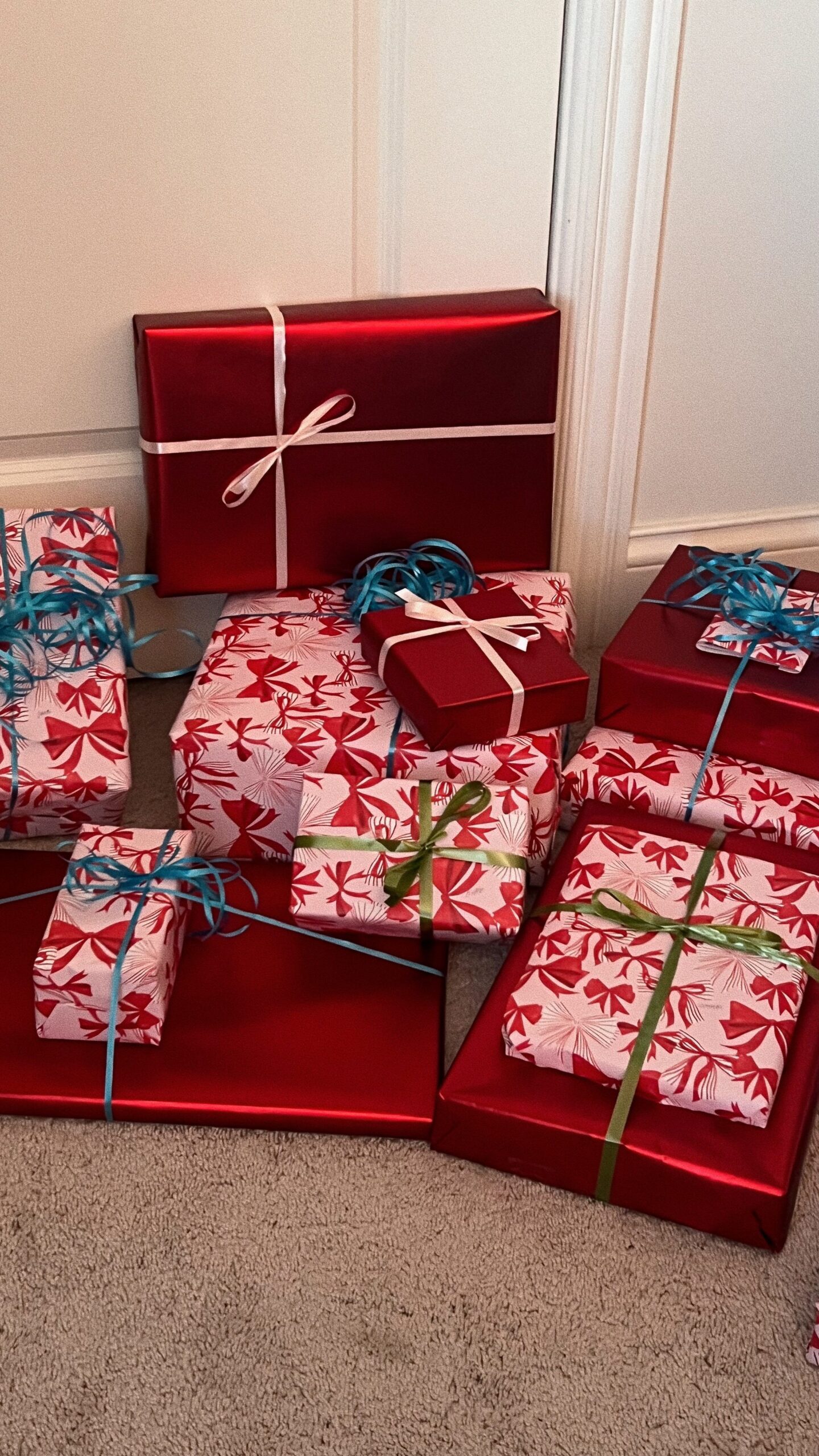 How to Make Beautiful Presents with Easy Christmas Wrapping Paper Ideas — free download